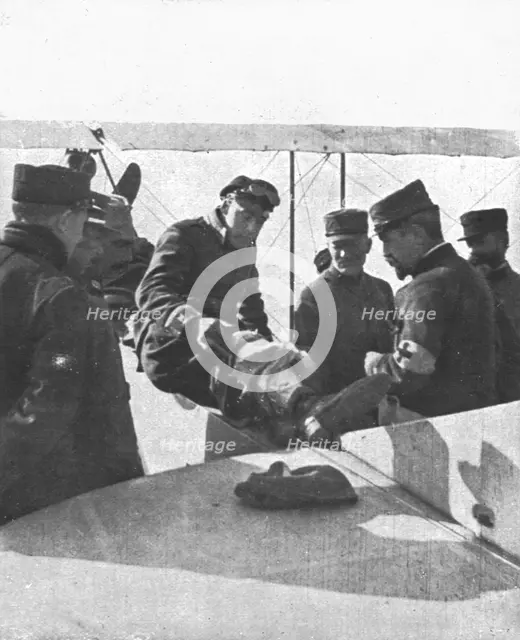 ''Le pilote montre a un major sa jambe fracturee. Deux avieteurs allemands "descendus"..., 1915. Creator: Unknown.