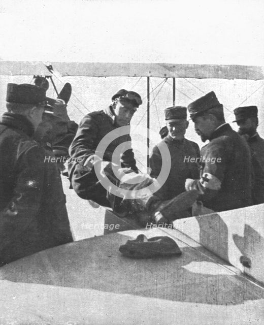 ''Le pilote montre a un major sa jambe fracturee. Deux avieteurs allemands "descendus"..., 1915. Creator: Unknown.