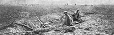Le Premier Coup Allemand; En rase campagne: une ligne a l'arriere pour recevoir et..., 1918. Creator: Unknown