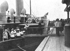 'Le President de la Republique en Russie; M Poincare et l'Empereur debarquent 1914. Creator: Unknown