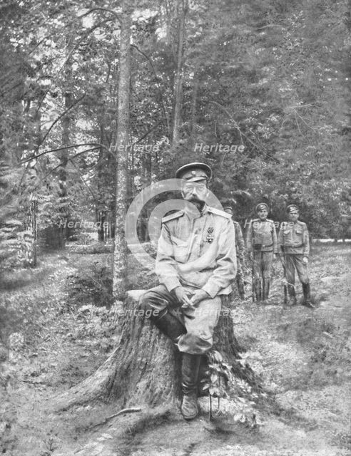 'Le prisonnier de Tsarskoie-Selo; L'empereur dechu et ses gardiens dans le parc de l'ancien..., 1917 Creator: Unknown.