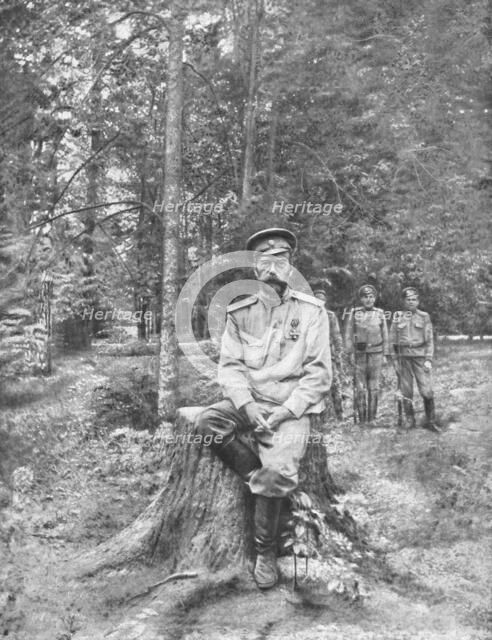 'Le prisonnier de Tsarskoie-Selo; L'empereur dechu et ses gardiens dans le parc de l'ancien..., 1917 Creator: Unknown.