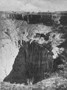 'Le puits le plus important des gites diamantiferes de Kimberley; Afrique Australe 1914. Creator: Unknown