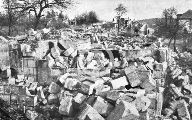 'Le Royaume de la Mort; Morsain, a 3 kilometres seulement des anciennes lignes et que l'ennemi a eva Creator: Unknown.