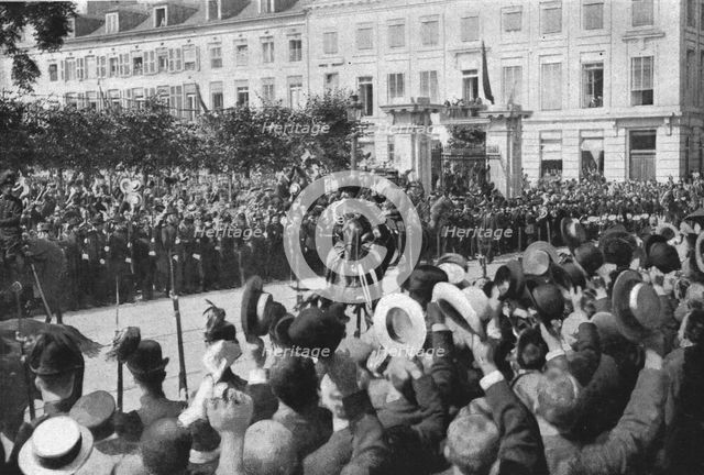 Le roi des Belges, se rendant au Parlement, est acclame par la population bruxelloise', 1914. Creator: Henneber.