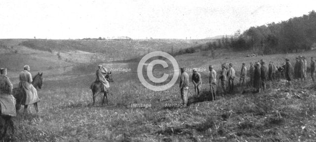 'Le roi Pierre de Serbie, sur le front Nord, visitant ses soldsts qui travaillaient a des..., 1915. Creator: R. Marianovitch.