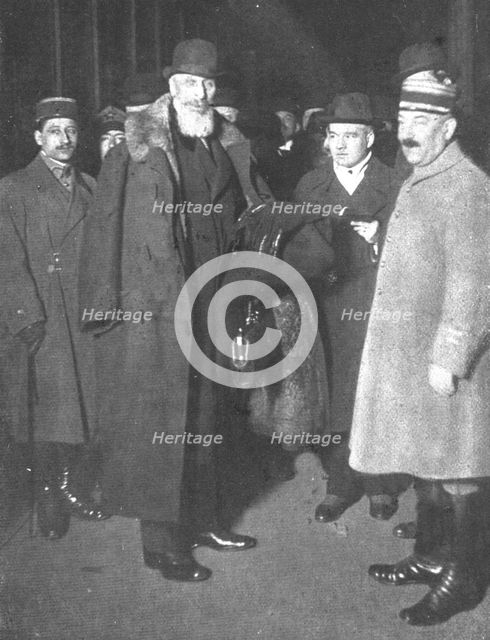 'Le retour a la paix; arrivee a la gare de l'Est de la delegation hongroise presidee..., 1919. Creator: Unknown.