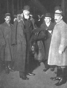 Le retour a la paix; arrivee a la gare de l'Est de la delegation hongroise presidee..., 1919. Creator: Unknown