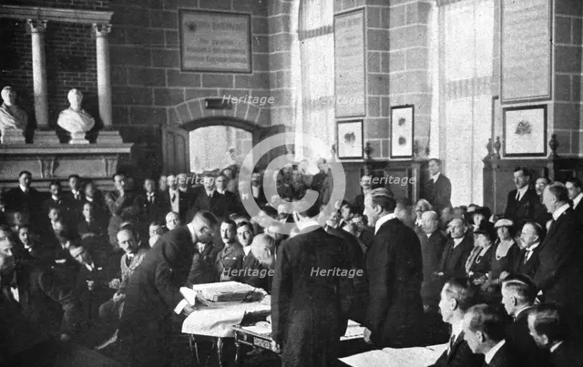 'Le retour a la paix; Au chateau de Saint-Germain, dans la salle de l'Age de Pierre, le 10..., 1919. Creator: Unknown.