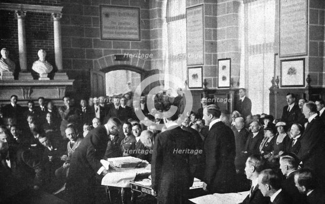 'Le retour a la paix; Au chateau de Saint-Germain, dans la salle de l'Age de Pierre, le 10..., 1919. Creator: Unknown.