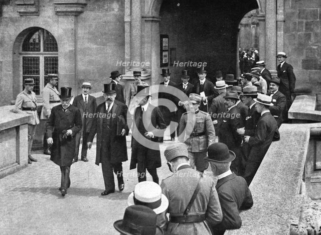 'Le retour a la paix; Au chateau de Saint-Germain-en-Laye, le 2 juin 1919: depart des..., 1919. Creator: Unknown.