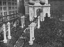 Le Retour des Vainqueurs; Madison Square pendant le defile de la 27e division..., 1919. Creator: Unknown