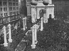 Le Retour des Vainqueurs; Madison Square pendant le defile de la 27e division..., 1919. Creator: Unknown