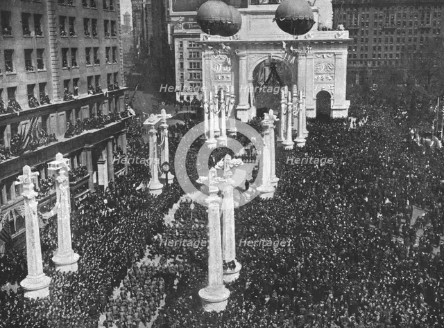 'Le Retour des Vainqueurs; Madison Square pendant le defile de la 27e division..., 1919. Creator: Unknown.
