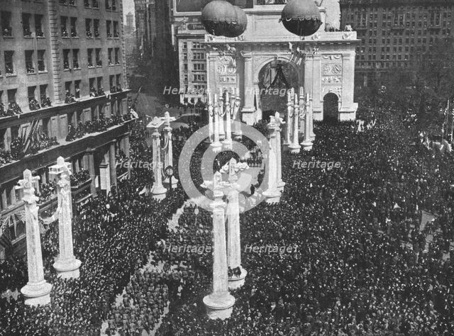 'Le Retour des Vainqueurs; Madison Square pendant le defile de la 27e division..., 1919. Creator: Unknown.