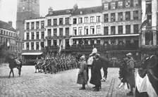 Le Retour des Vainqueurs; A Dunkerque: revue du 110e d'infanterie, le 9 mars 1919..., 1919. Creator: Unknown