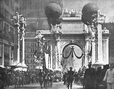 Le Retour des Vainqueurs; A New York: l'Arc de triomphe de Madison Square, au moment..., 1919. Creator: Unknown