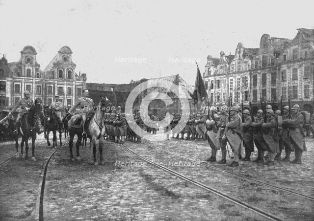 'Le Retour des Vainqueurs; Arras: le salut au drapeau du 33e regiment d'infanterie, le 8 mars 1919.. Creator: Unknown.