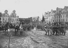 Le Retour des Vainqueurs; Arras: le salut au drapeau du 33e regiment d'infanterie, le 8 mars 1919.. Creator: Unknown