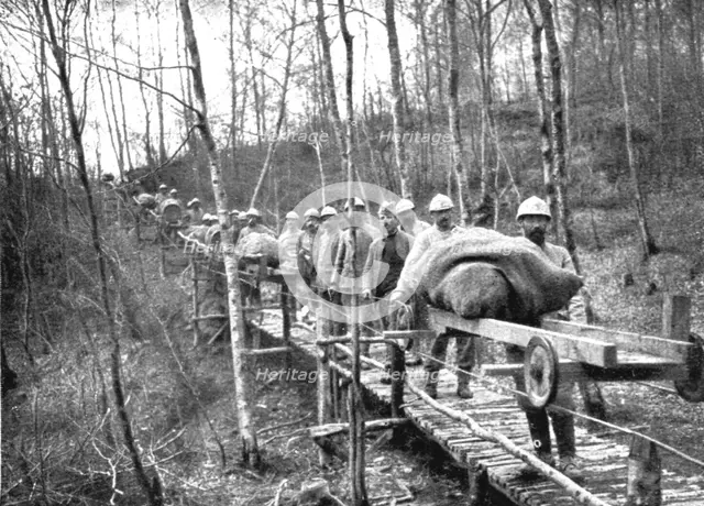 'Le repli allemand et l'intervention Americaine; Une installation ingenieuse: chariots suspendus rou Creator: Unknown.
