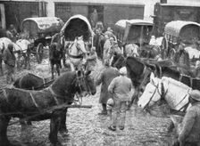 Le repli allemand et l'intervention Americaine; Les voitures regimentaires dans une gare de ravitai Creator: Unknown