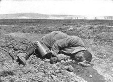 Le repli allemand et l'intervention Americaine; Les heros du ravitaillement: homme d'une corvee de Creator: Unknown