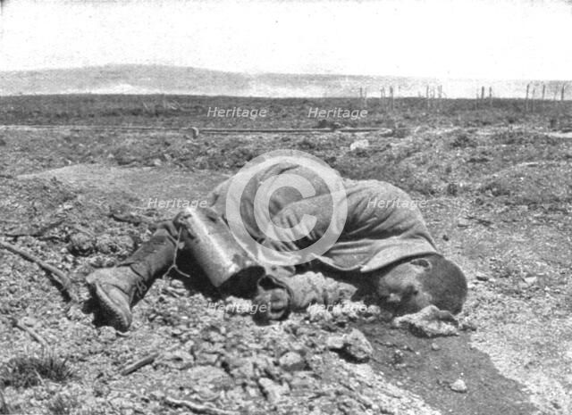 'Le repli allemand et l'intervention Americaine; Les heros du ravitaillement: homme d'une corvee de  Creator: Unknown.