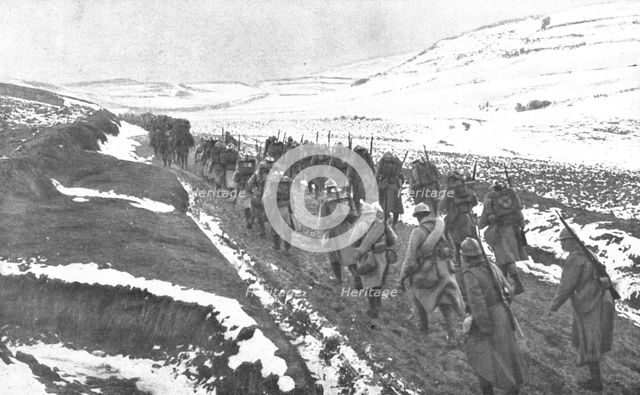 'Le repli de l'expedition Franco-Britannique; Un detachement francais d'arriere..., 1915 (1924). Creator: Unknown.