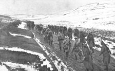 Le repli de l'expedition Franco-Britannique; Un detachement francais d'arriere..., 1915 (1924). Creator: Unknown