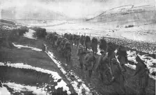 Le repli des troupes Francaises vers Salonique; un detachement d'arriere-garde..., 1916. Creator: Unknown