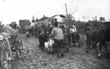 Le repli et l'exode; Une colonne de paysans sur la route de l'exil 1915 (1924). Creator: R. Marianovitch