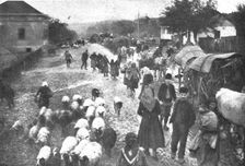 Le repli et l'exode; Emportant,autant qu'elles le peuvent, leurs biens, poussant...1915 (1924). Creator: R. Marianovitch