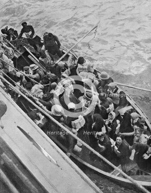 'Le torpillage du paquebot "Arabia"; un canot de passagers du paquebot-poste..., 1916. Creator: Unknown.