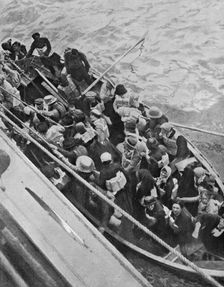 Le torpillage du paquebot "Arabia"; un canot de passagers du paquebot-poste..., 1916. Creator: Unknown