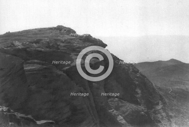 'Le theatre de la victoire Serbe; le sommet du Kaimaktchalan, vu des anciennes lignes des Bulgares q Creator: Unknown.