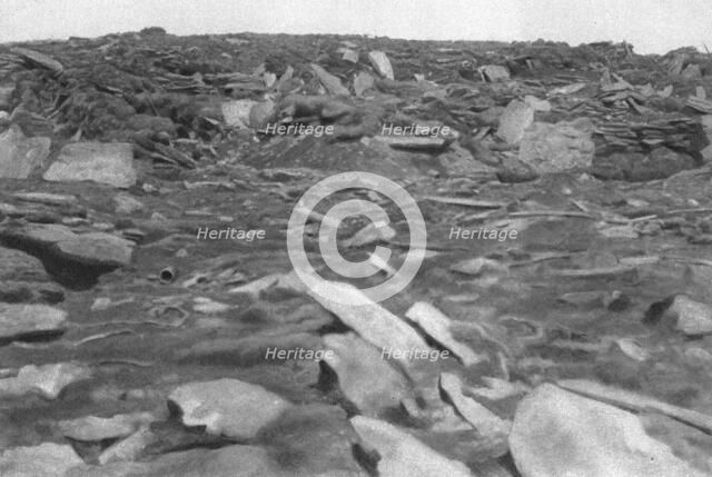 'Le theatre de la victoire Serbe; Sur les pentes du Kaimaktchalan: les elements de tranchees d'ou no Creator: Unknown.