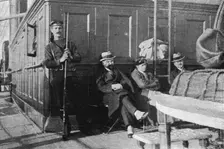Le voyage, de Salonique a Toulon, des consuls arretes le 30 decembre; A l'abri du vent..., 1915. Creator: Photographies A.C
