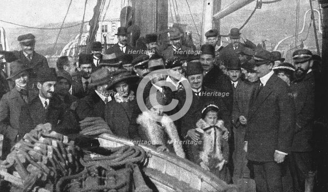 'Le voyage, de Salonique a Toulon, des consuls arretes le 30 decembre; Au premier plan..., 1915. Creator: Photographies A.C.