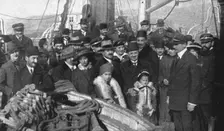 Le voyage, de Salonique a Toulon, des consuls arretes le 30 decembre; Au premier plan..., 1915. Creator: Photographies A.C