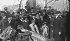 Le voyage, de Salonique a Toulon, des consuls arretes le 30 decembre; Au premier plan..., 1915. Creator: Photographies A.C