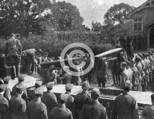 'Le Zeppelin Abattu; Dans la banlieue Nord de Londres; Funerailles militaires', 1916. Creator: Unknown.