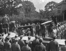 Le Zeppelin Abattu; Dans la banlieue Nord de Londres; Funerailles militaires 1916. Creator: Unknown