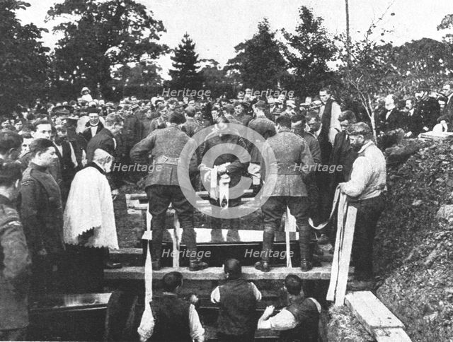 'Le Zeppelin Abattu; Dans la banlieue Nord de Londres; Funerailles militaires', 1916. Creator: Unknown.