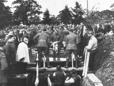 Le Zeppelin Abattu; Dans la banlieue Nord de Londres; Funerailles militaires 1916. Creator: Unknown
