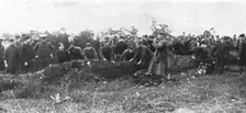 Le Zeppelin Abattu; Dans la banlieue Nord de Londres; Hommes du Royal Flying Corps 1916 Creator: Unknown