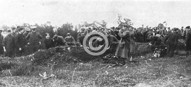 'Le Zeppelin Abattu; Dans la banlieue Nord de Londres; Hommes du Royal Flying Corps', 1916 Creator: Unknown.
