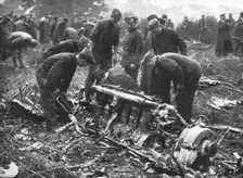 Le Zeppelin Abattu; Dans la banlieue Nord de Londres; Inspection, par des ingenieurs 191 Creator: Unknown