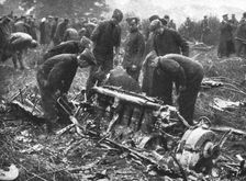 Le Zeppelin Abattu; Dans la banlieue Nord de Londres; Inspection, par des ingenieurs 191 Creator: Unknown