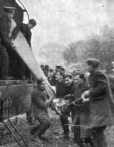 Le Zeppelin Abattu; Dans la banlieue Nord de Londres; Une des quatre helices du zeppelin 1916. Creator: Unknown