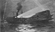Le Zeppelin "L-15" abattu dans l'estuaire de la Tamise; L'equipage du L-15 se rend..., 1916. Creator: Maurice Randall